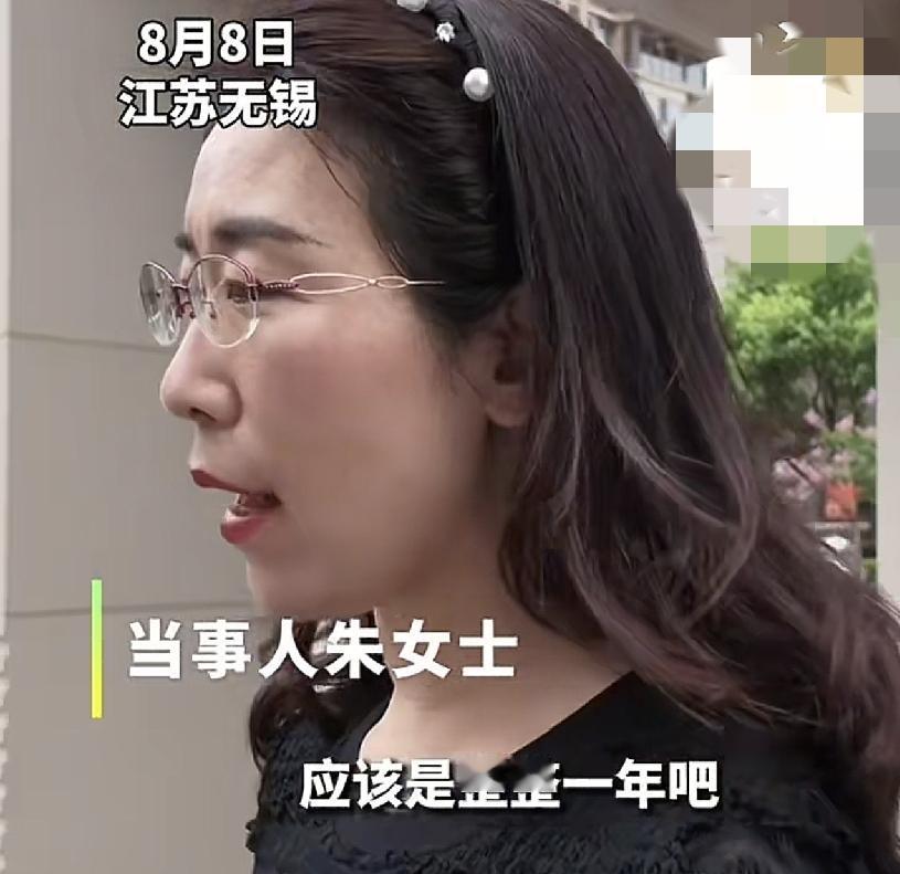 朱女士回应:去年和唐某某有过1次合影
而且是在1个特殊的日子女儿也在
当记者问会