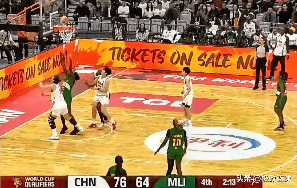 中国女篮中锋李月汝真是太欺负人了！在今日中国女篮对阵马里女篮的第四节比赛中，李月