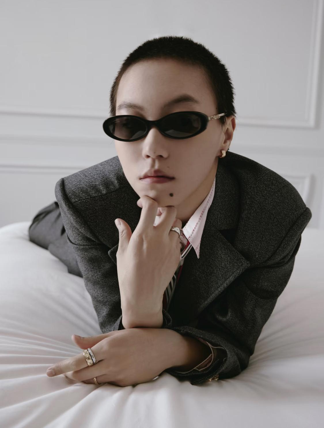 王菲女儿窦靖童、伊能静儿子恩利都是做自己，很酷的两个人。

窦靖童的新造型和窦唯