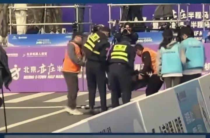 离终点100米倒下：我们都像这台透支的机器人
 看完宇树H1在半马终点前摔倒的视