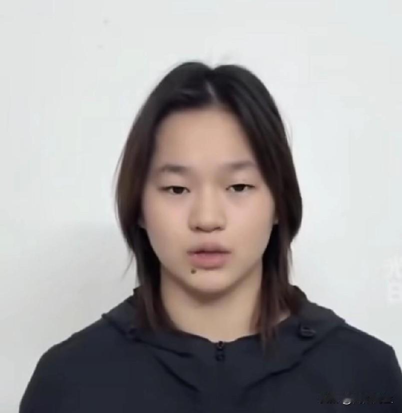 一大早刷到，
全红婵给香港大埔受灾同胞加油的视频，真有点看湿了眼眶。
尤其是那句