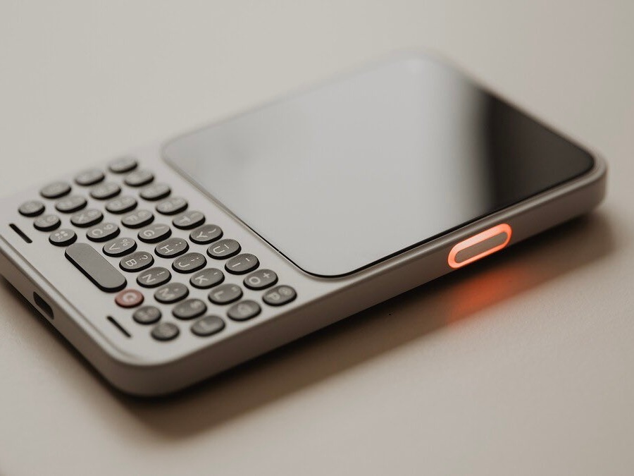 Clicks Communicator。4.03英寸AMOLED屏幕内置4000