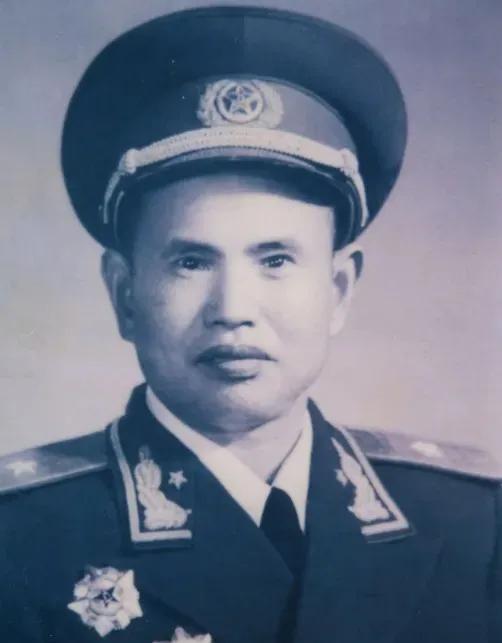 1938年，八路军打退日军进攻后，营长王耀南突然下达了一个奇怪的命令：“大家快冲