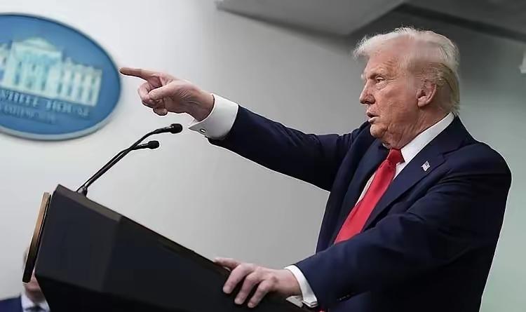 美国总统特朗普的情况十分令人担忧，他的身体状况欠佳，大家也看到这样的事实，在平时