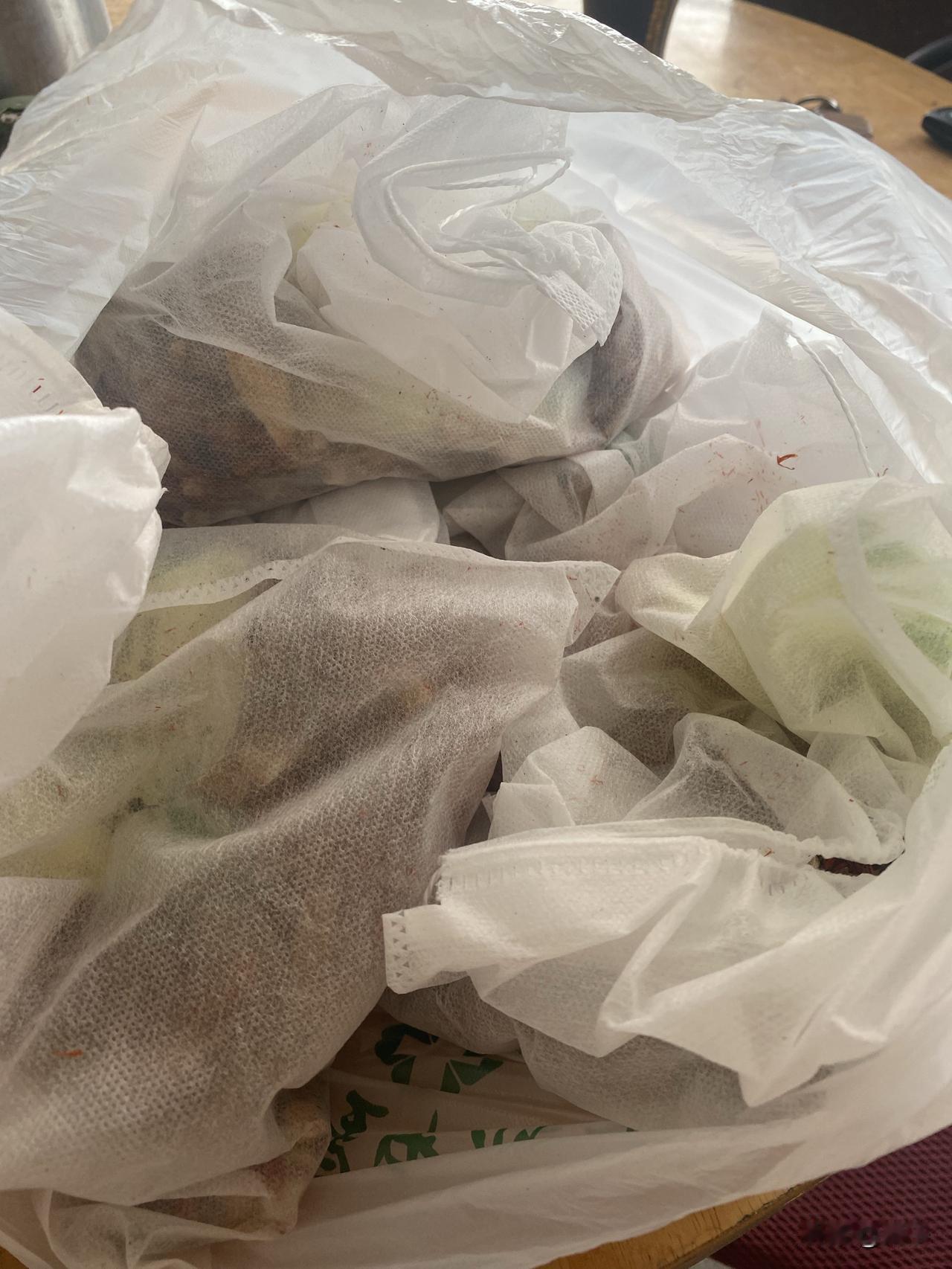 今天去看中医了，我们老家这里有个中医很出名，找他调理的人特别多，我今天也去检查了