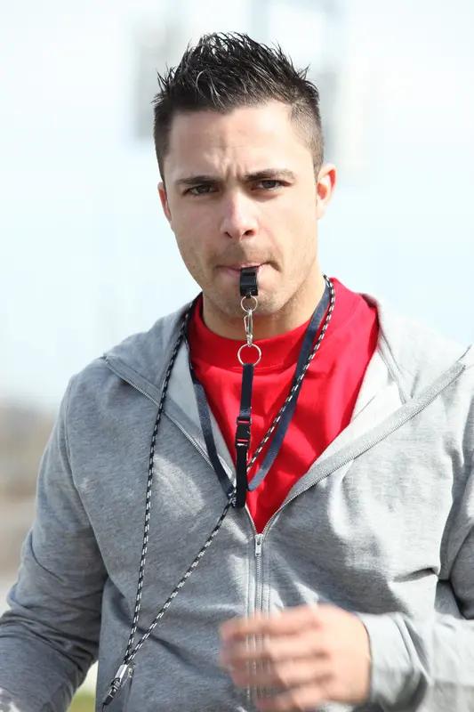 闽超一球队主教练被指让队员自扇耳光，主教练表示网传消息不实，自己与队员关系很好；