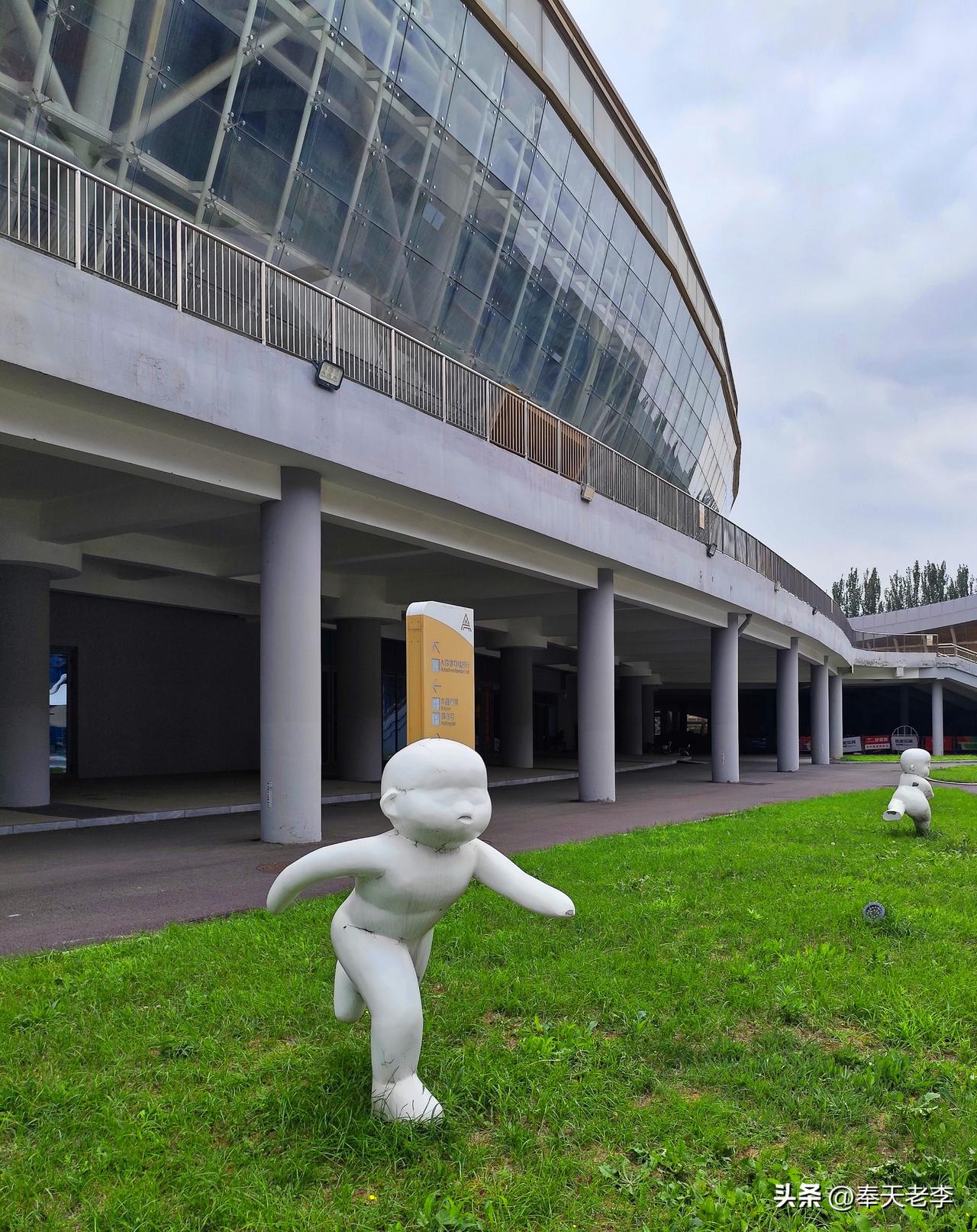 随拍沈阳市沈河区文化体育中心。
沈河区文化体育中心（俗称“金玫瑰”）位于沈阳市地
