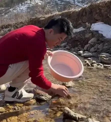 董宇辉一进家门，妈妈笑呵呵地说：