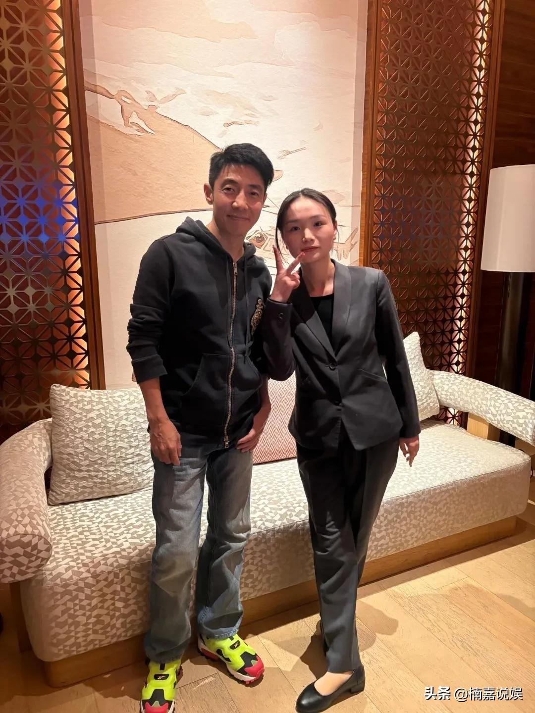 撒贝宁夫妻俩在新疆阿泰勒滑雪，外籍老婆李白这是真正的白富美啊，身高太优越了！
撒