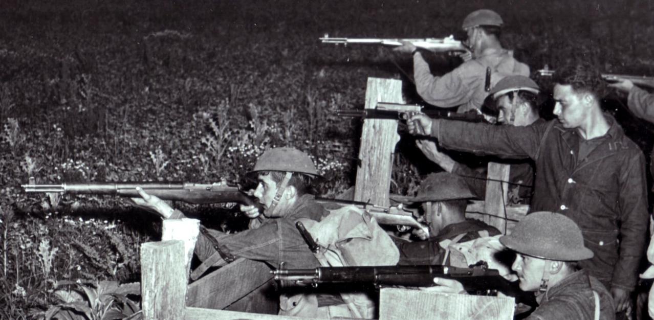 M1加兰德步枪是1937年刚刚列装的早期型，头盔是M1917A1“凯利式”，其中