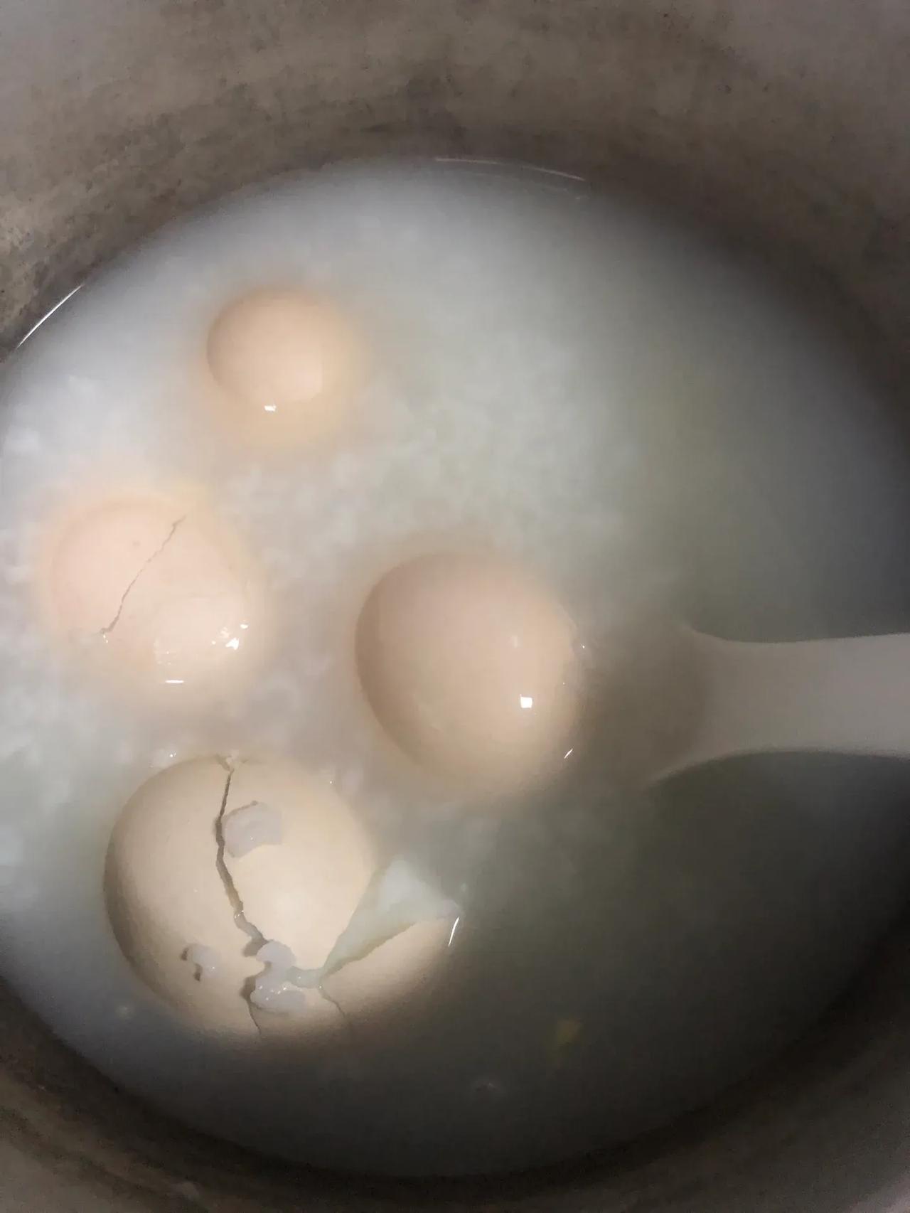 鸡蛋放稀饭里面煮，这样脏吗？有错吗？

今天我早上醒来准备煮稀饭时，为了方便省电