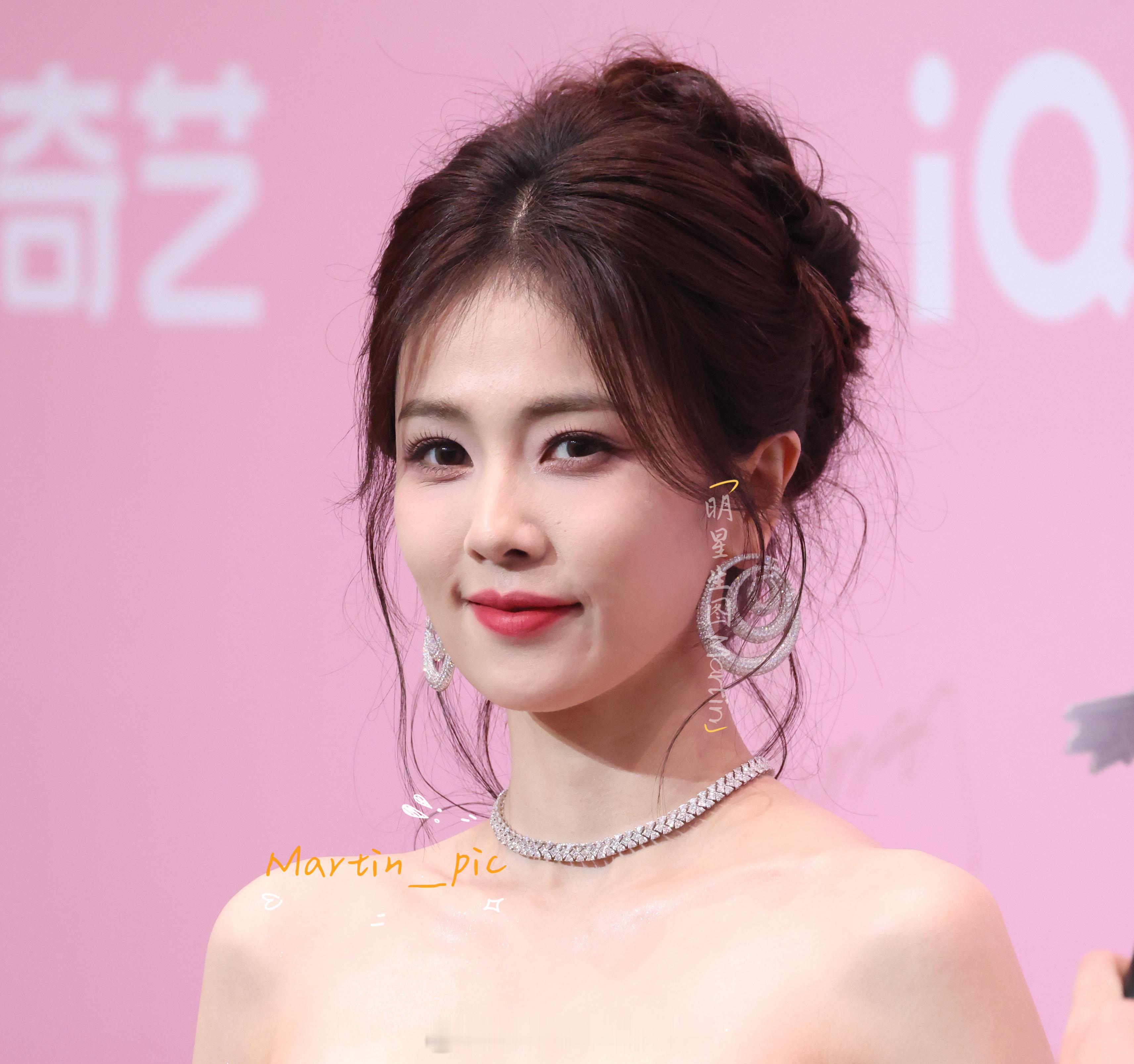 白鹿[超话]  白鹿尖叫之夜红毯生图专属高清美貌，收下牛奶皮肤白梦妍的比心～好辣