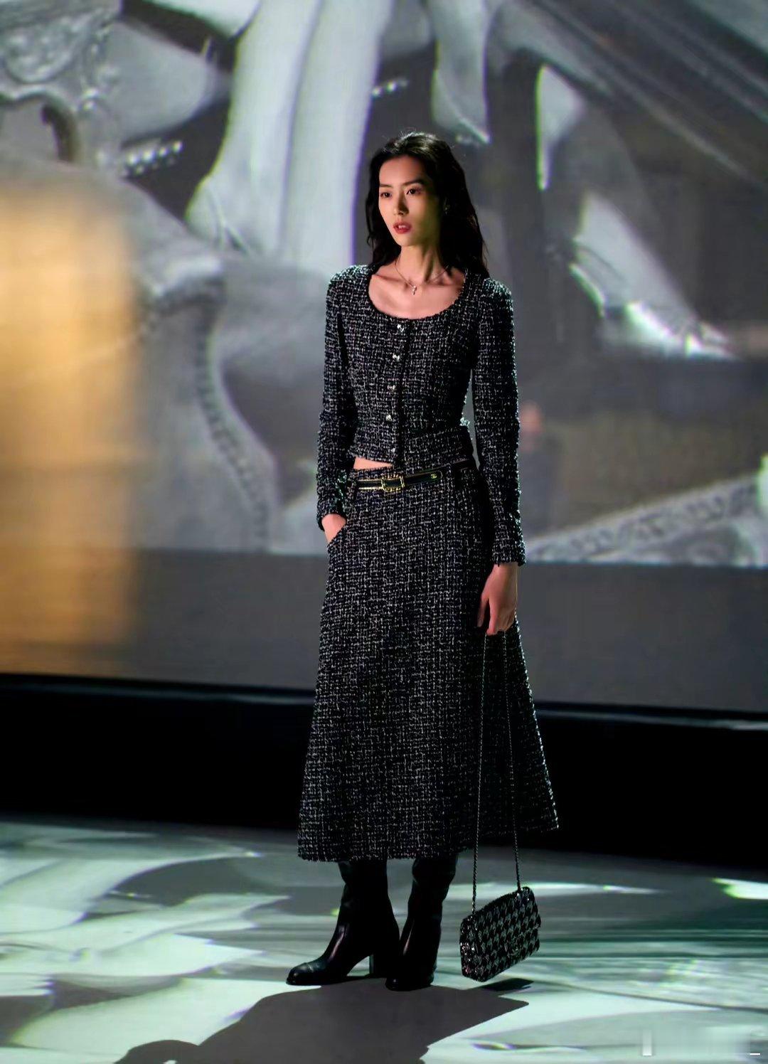 香奈儿现场刘雯作为国际超模，面孔和身份都可以说是不小的咖位，这种低腰又很长的半身