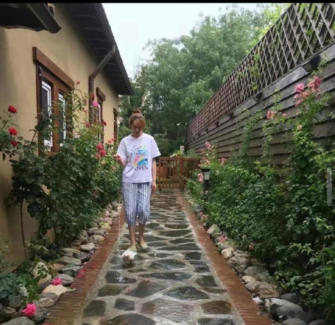 李小冉和老公徐佳宁在北京住的那套独栋洋房，据说市值8个亿 ​
李小冉