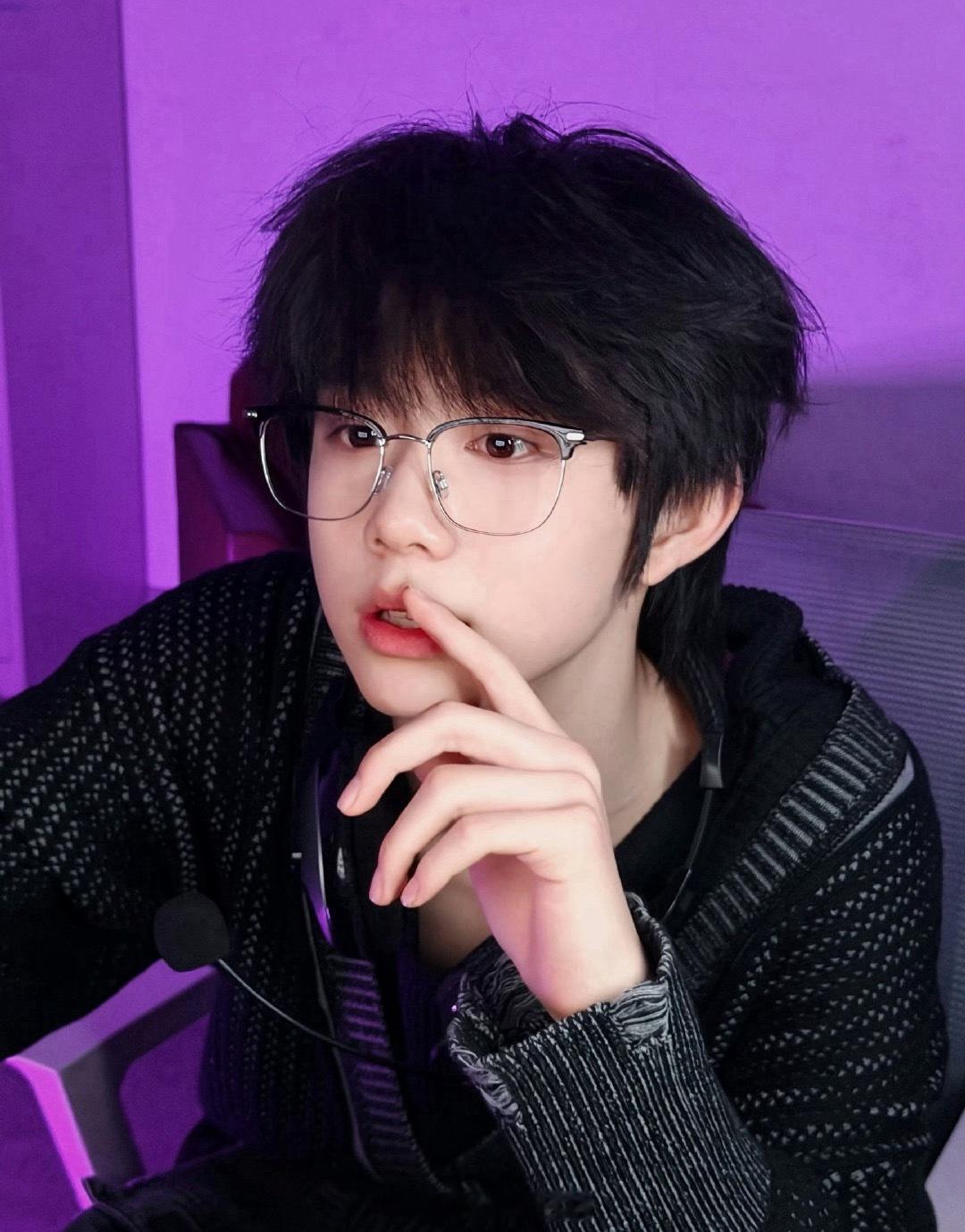 陈奕恒家因为荣耀之战在向时代峰峻维权，要求公司保证陈奕恒舞台数和有效镜头。 