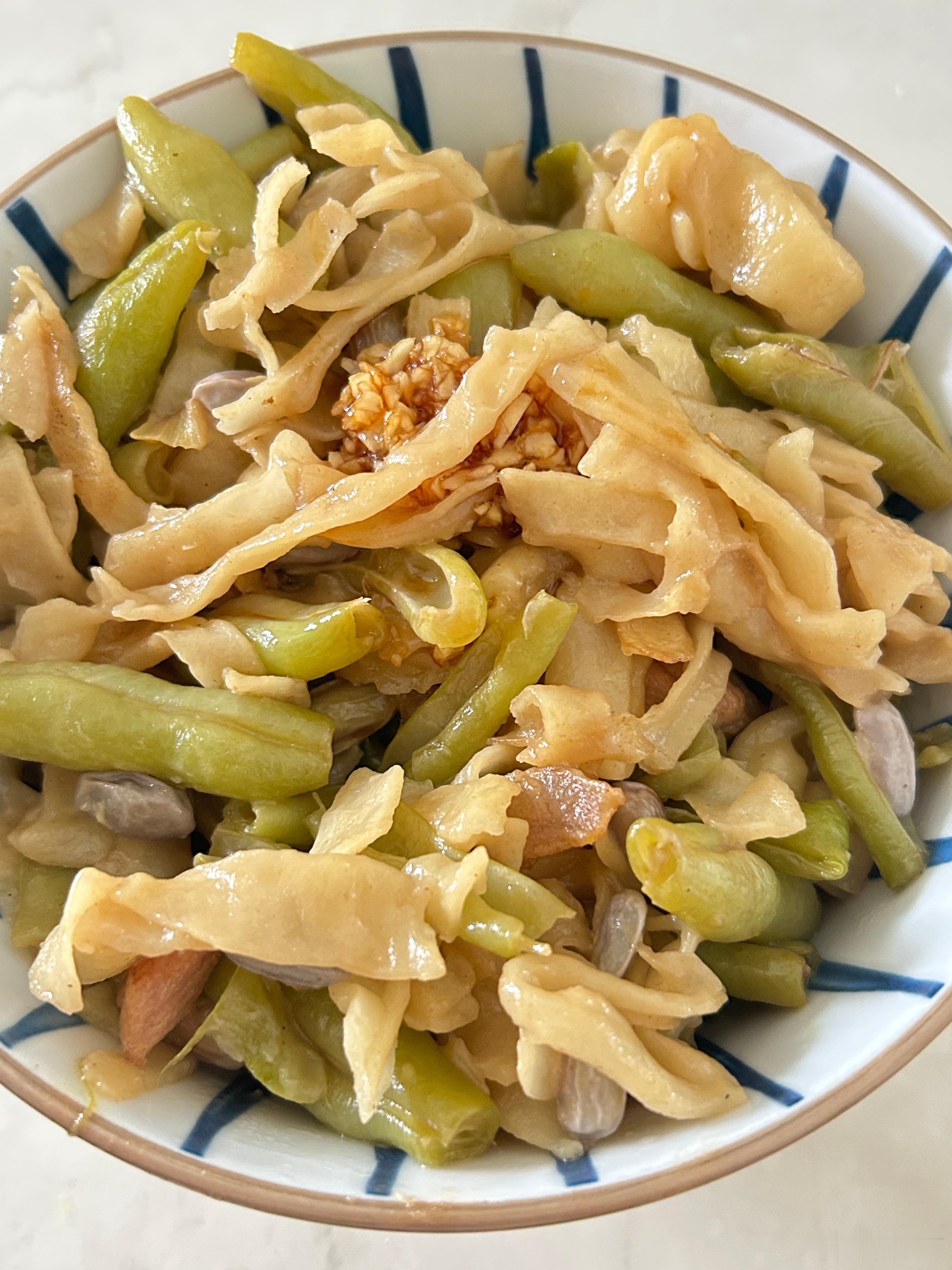 中午吃了一大碗豆角焖面～是自己手擀的面条，嘿嘿～ 