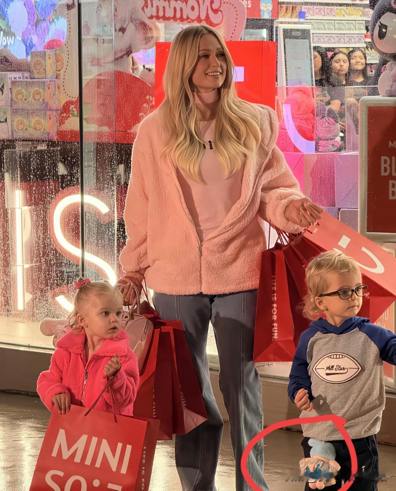 希尔顿大小姐，在我们的国货品牌名创优品买了这么多东西，看来除了labubu，中国