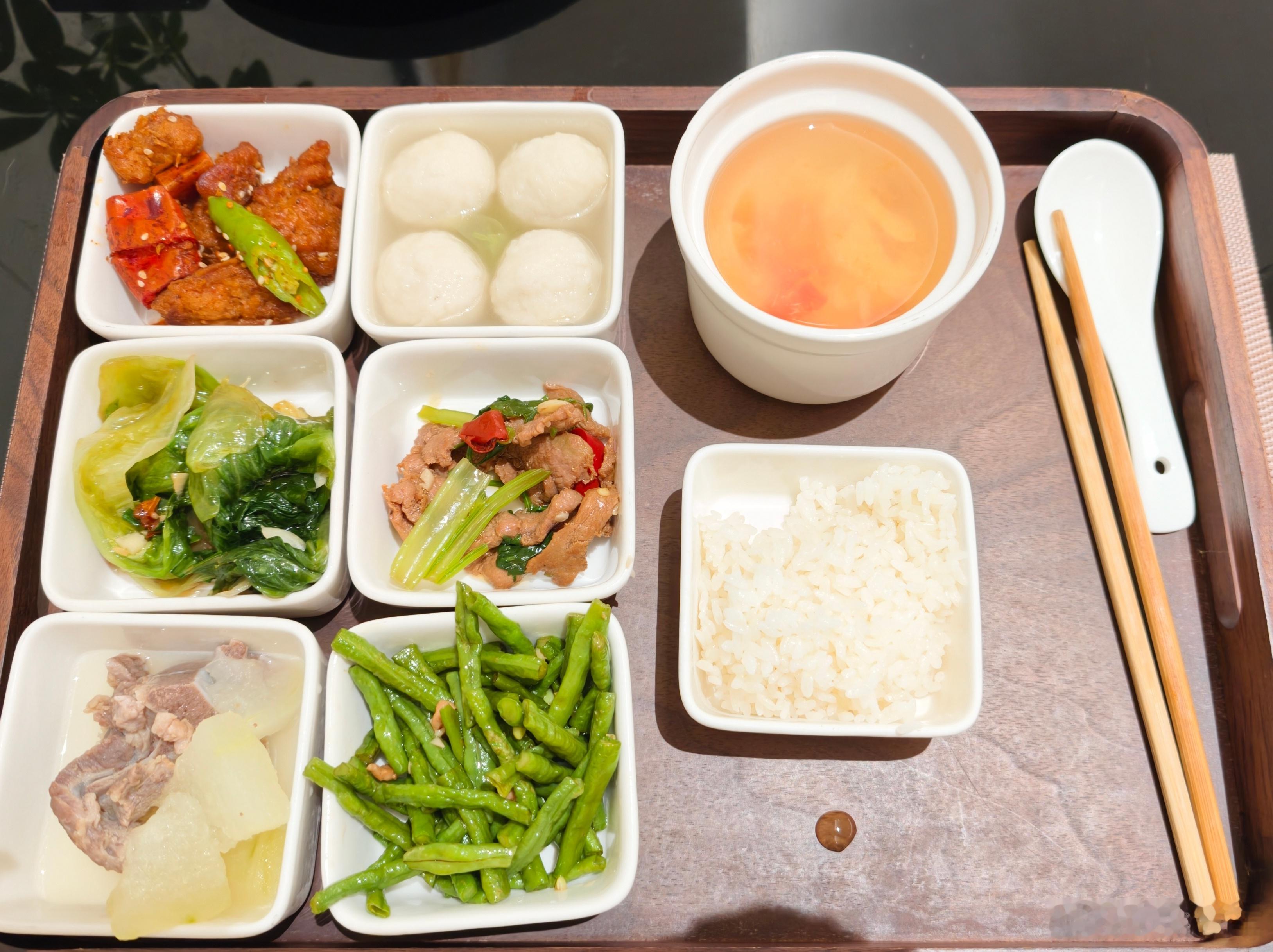 小助理今天又来鸿蒙智行蹭午饭啦，六菜一汤超丰盛 