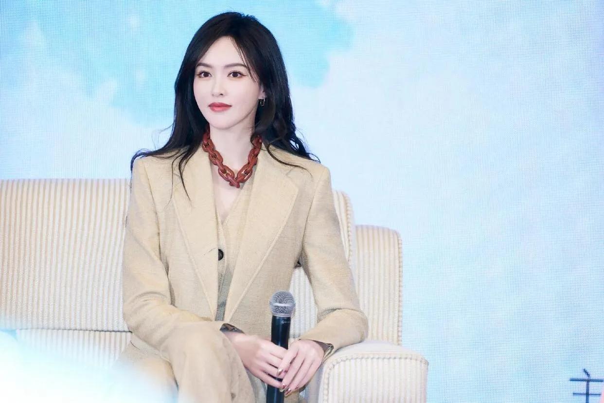 唐嫣穿了一套米色的西装套装，帅气简约又干练。有气质也有气场。