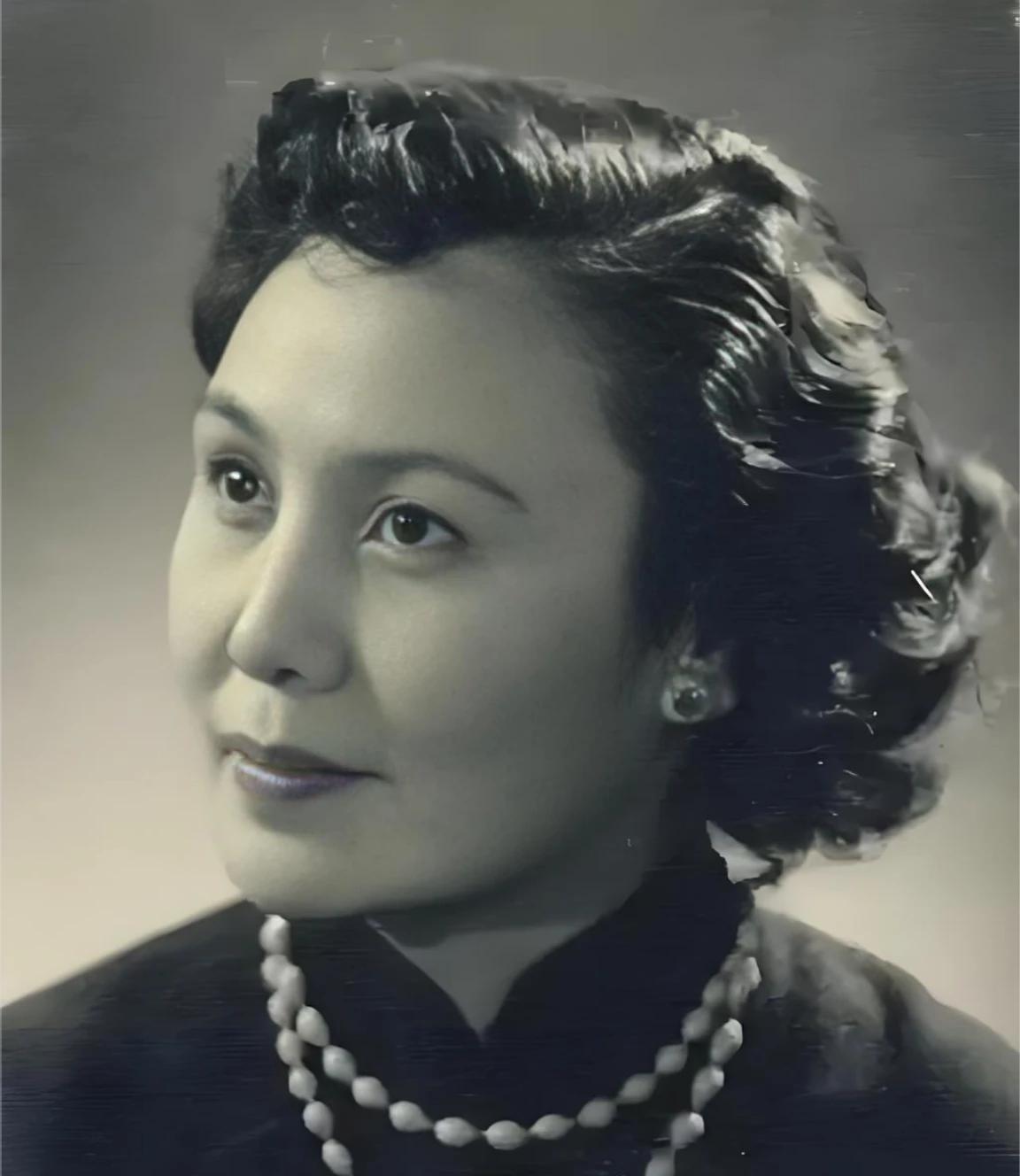 著名演员白杨原名杨成芳（1920-1996，又名杨君莉，湖南汨罗人），艺名“白杨
