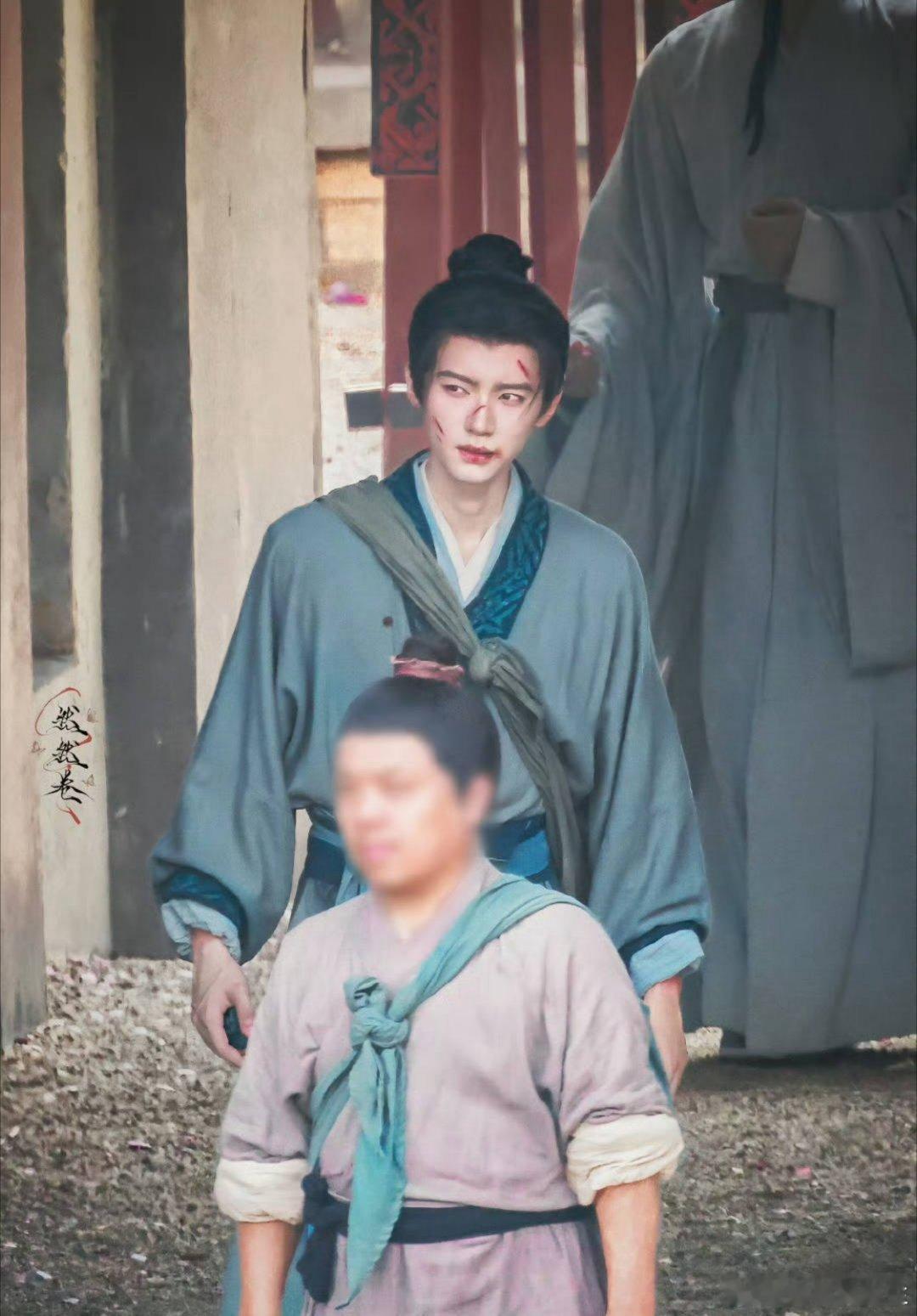 周翊然《翘楚》谢燕来的战损路透，造型确实挺不错，能爆？ ​​​
