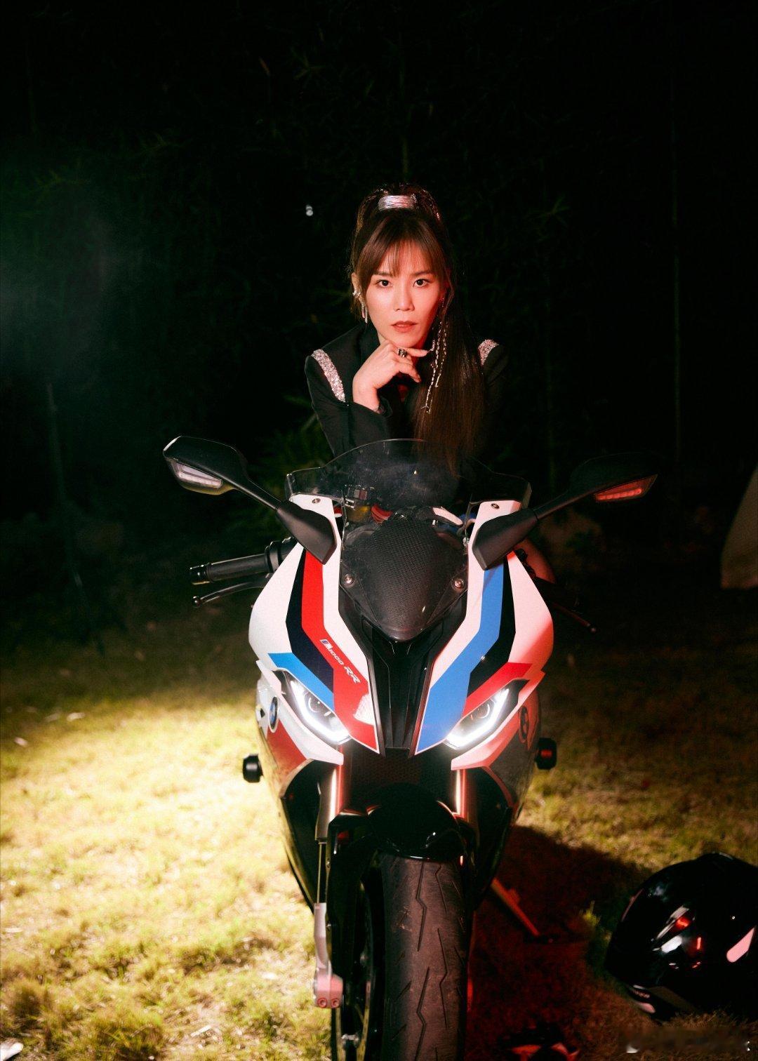 李佳薇勇闯唱跳圈 这节奏，这力度，感觉李佳薇完全就是专业级选手 