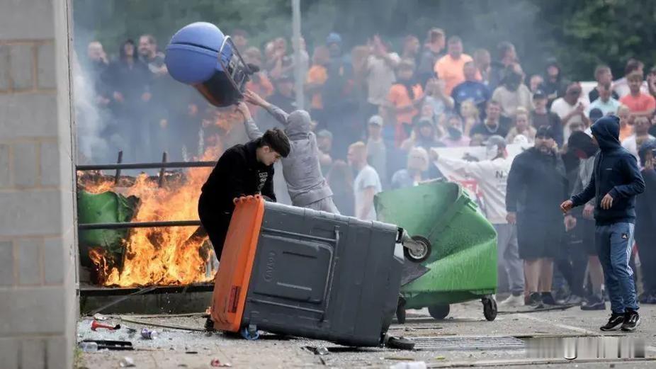 英国多地爆发大规模骚乱，繁华表象下社会裂痕正在公开撕裂
 
近日英国多个城市接连
