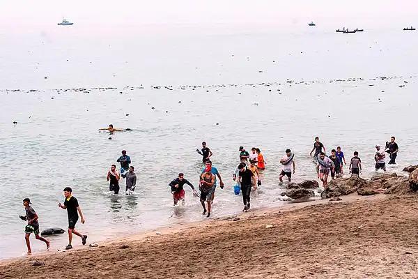 从摩洛哥奔赴西班牙飞地休达的非法移民，大多抱着前往欧洲谋生的期待，却很少有人意识