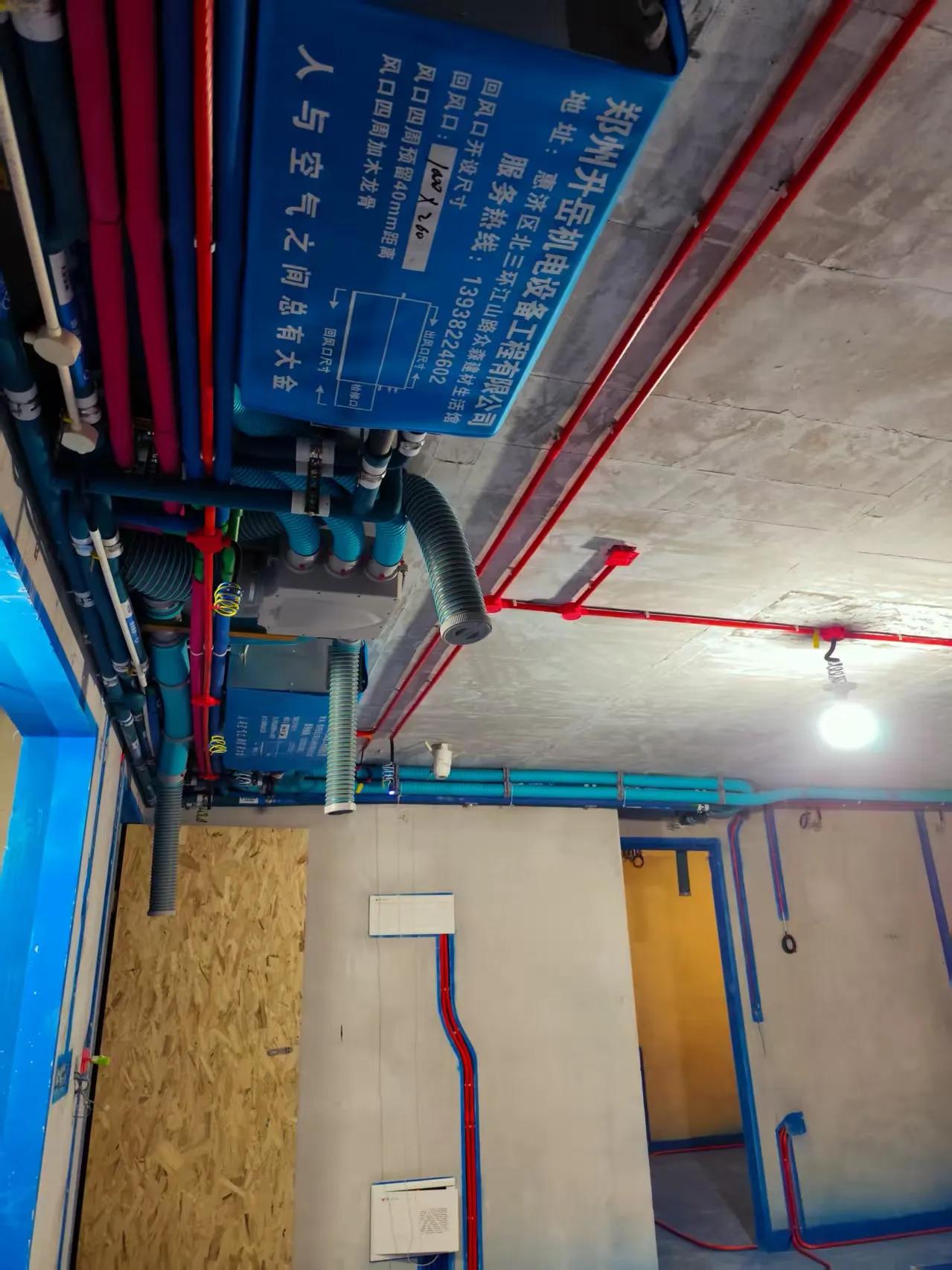 昨天晚上电工在我建的业主沟通群里发了一些水电完工的照片。

这个业主因为和国内有