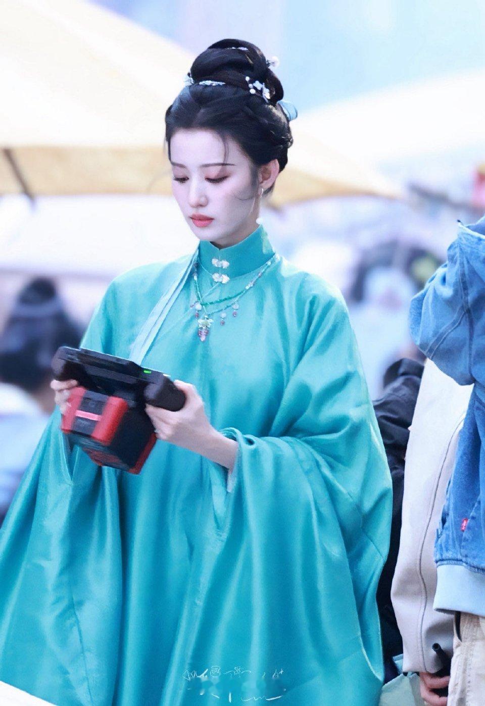  好多看错名字的呀，欢迎大家多多关注我们王楚然正在拍摄的作品《明月录》！换季确实