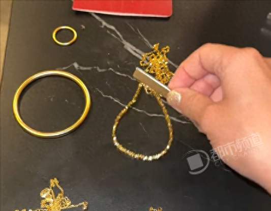 女子晒结婚六金一掉地上弹跳作响