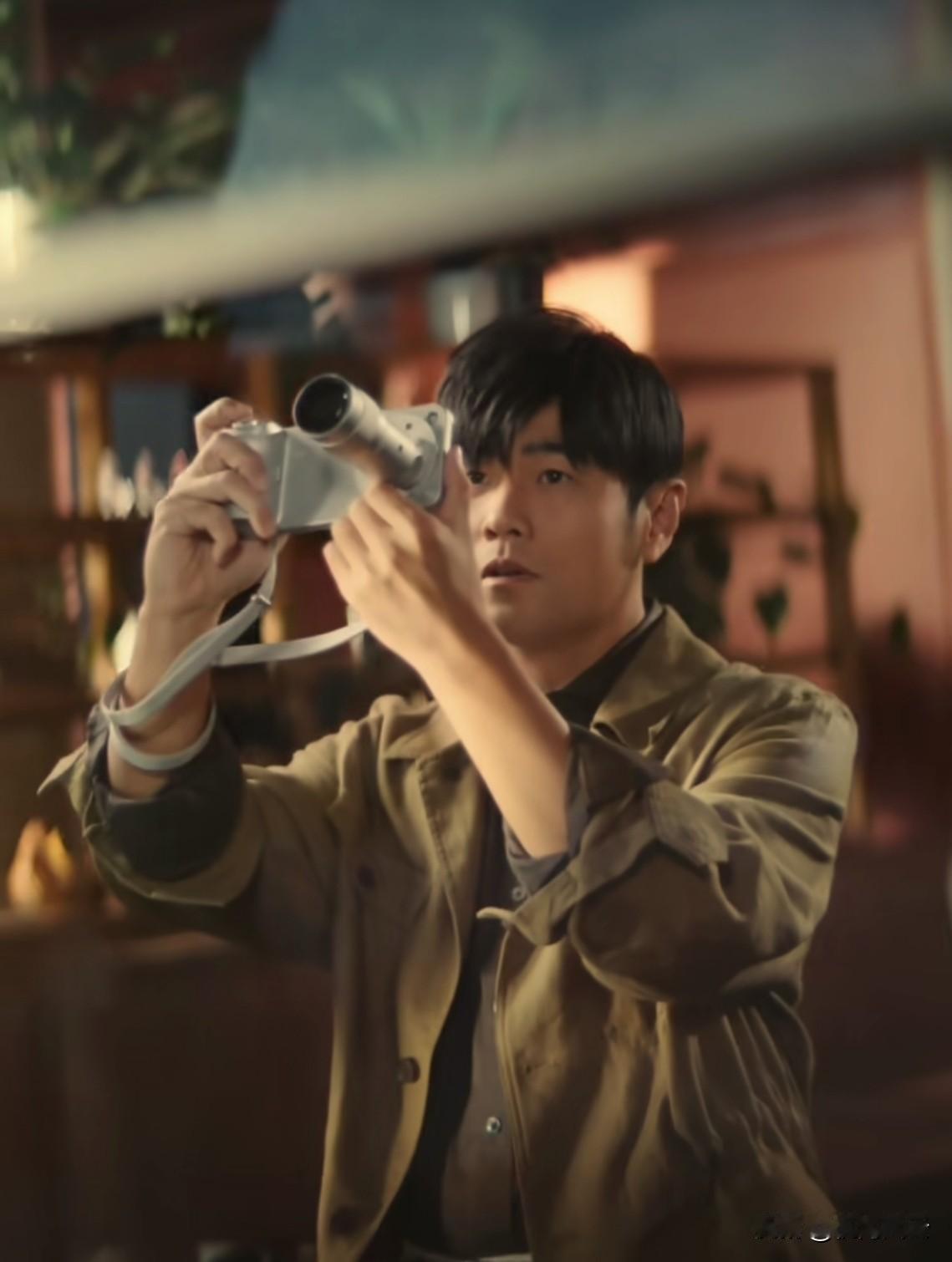 其实周杰伦当年有一首关于手机的歌曲，非常好听，名叫《浪漫手机》，MV也拍得很出彩