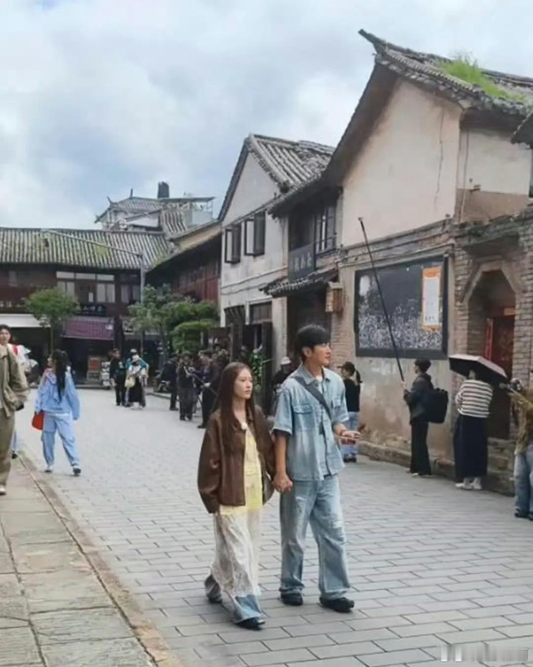 高梓淇恋情路透镜头里两人互动十分甜蜜：草坪之上相拥跳舞，露台并肩牵手散步，高梓淇
