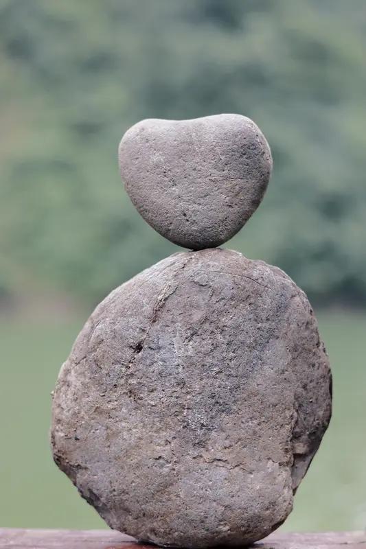 如何保持内心的平衡与快乐：人生的智慧之道
在纷繁复杂的生活中，保持一颗快乐的心并