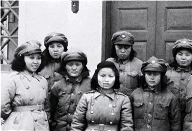 1942年，7名女译电员被日军包围，兽性大发的鬼子见她们年轻貌美，正要上前侮辱，