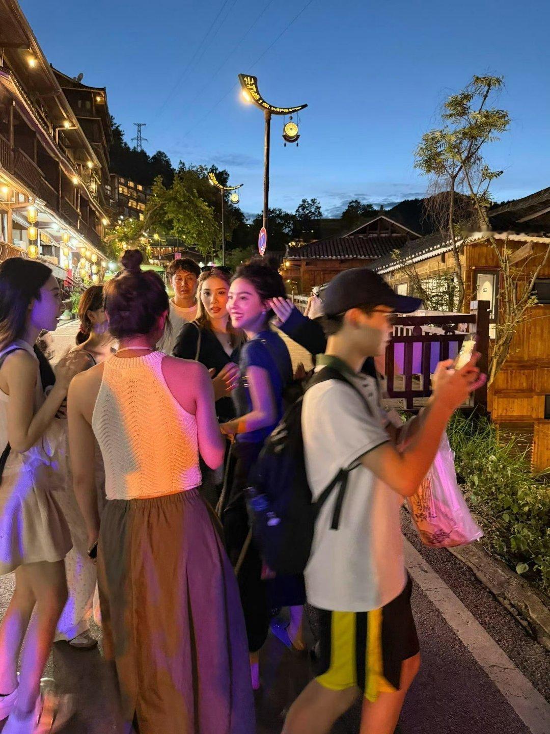 有网友在千户苗寨偶遇章若楠，高糊也挡不住的美，玩的开心千户苗寨偶遇章若楠