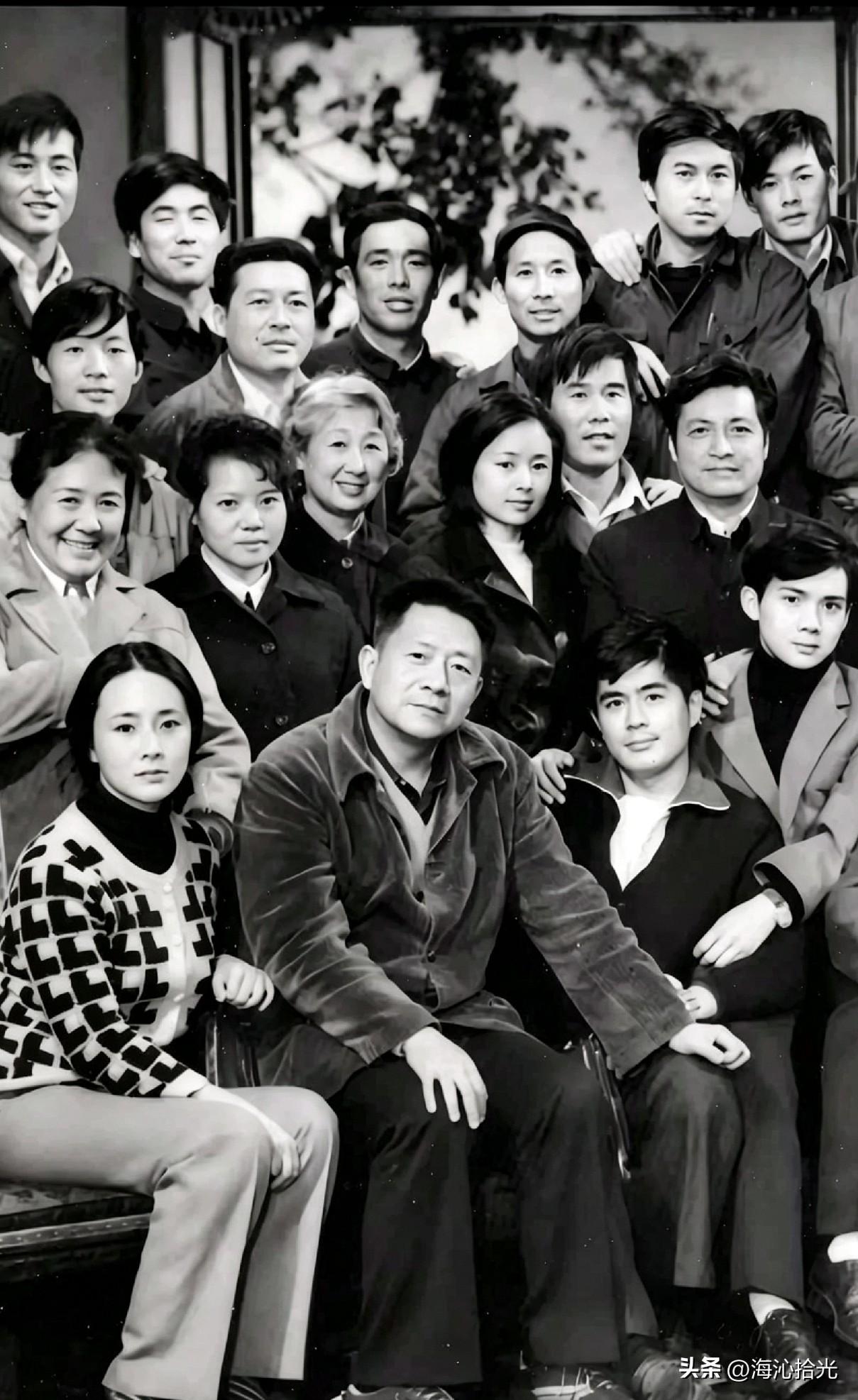 🎬 这是1984年电影《雷雨》的剧组合影，由上海电影制片厂出品，孙道临自编自导