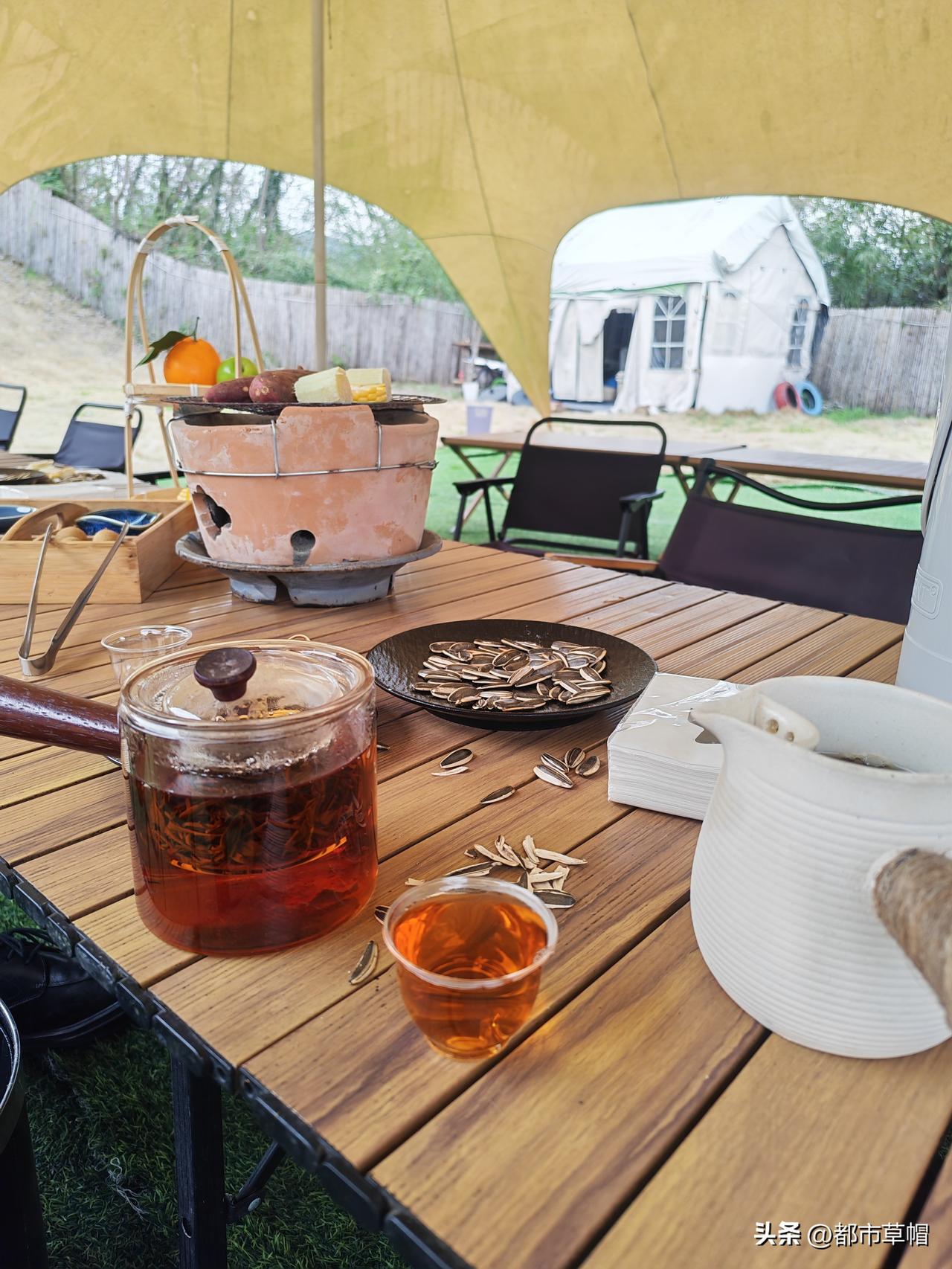 围炉煮茶，喜欢这茶汤的颜色。也喜欢这红茶的口感。这应该是我们西湖区的特产“九曲红