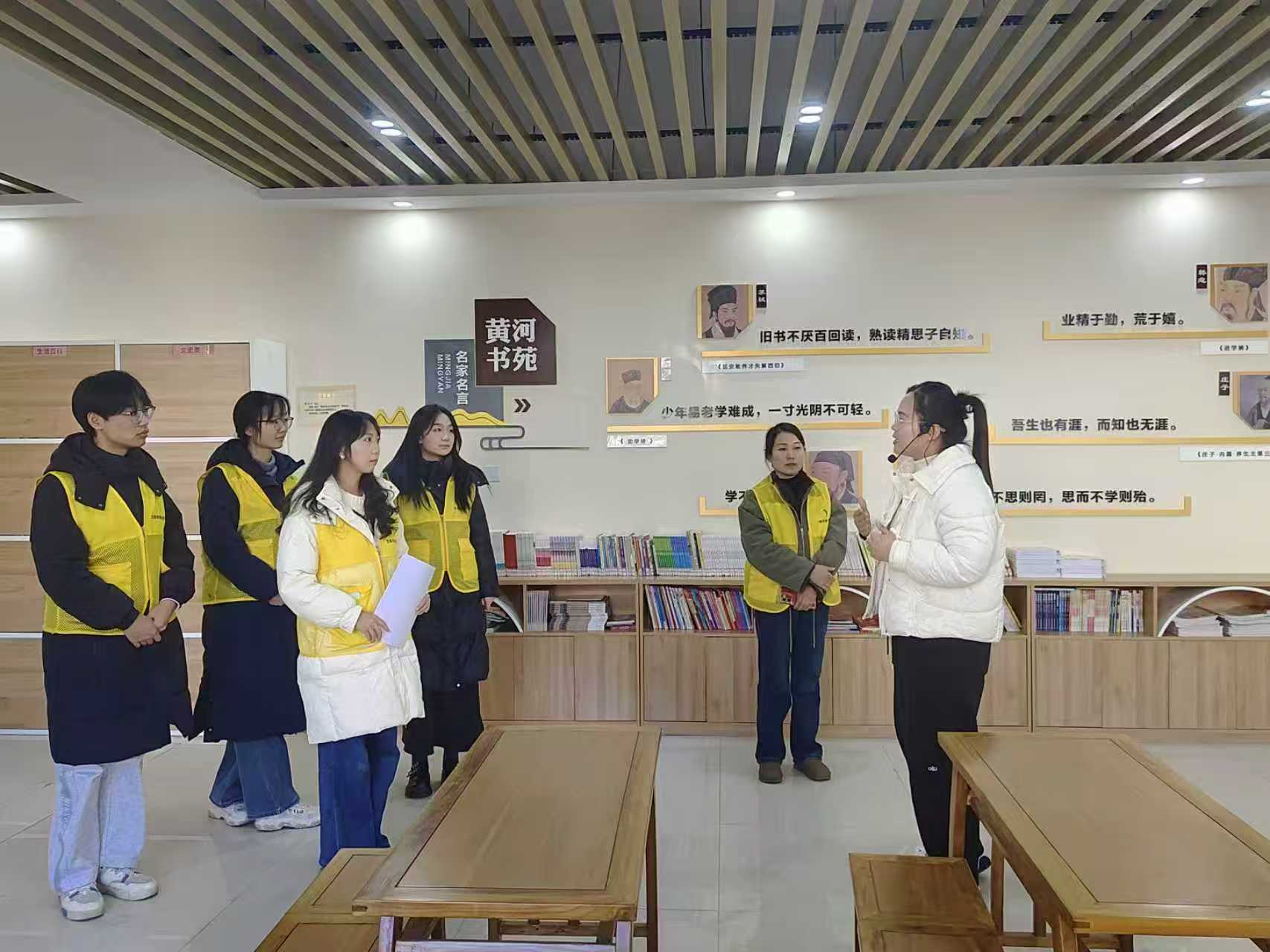 秦岭笑谈黄河岸边的青春足迹红色基因代代传大学生社会实践风采黄河奔涌，红脉绵延！2