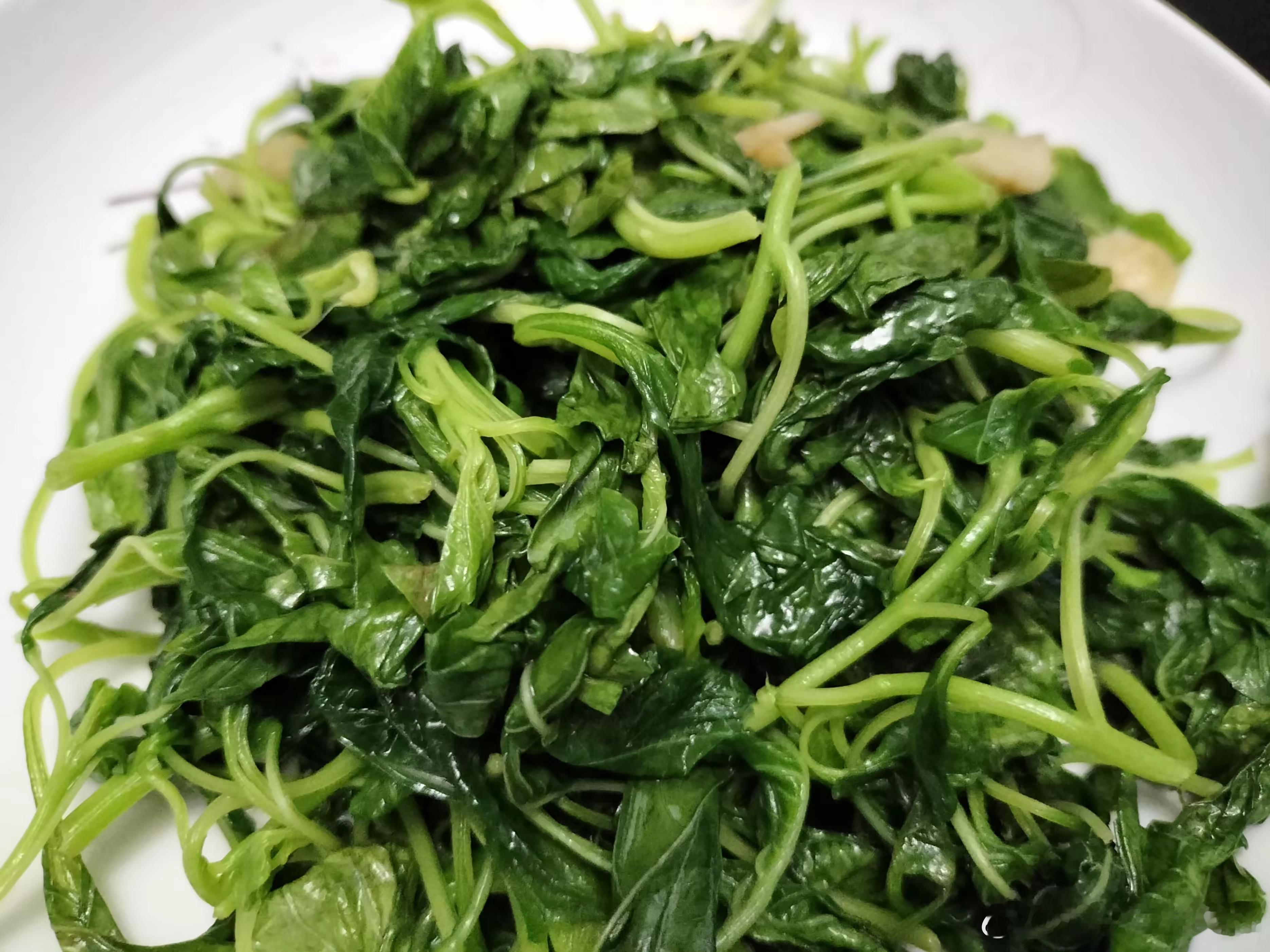 受到美股崩盘和美联储发布明年只降息两次，人民币贬值消息的影响，A股如期低开。正如
