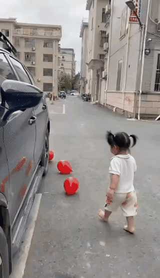 妈呀！吓坏宝宝了，小妞妞一下二下踩的准踩的欢！'咦这个咋都踩不破呢，