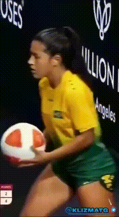 这是足球？排球？乒乓球？第一次看见这种玩法，还是比赛现场，看样子把这球玩好，得手