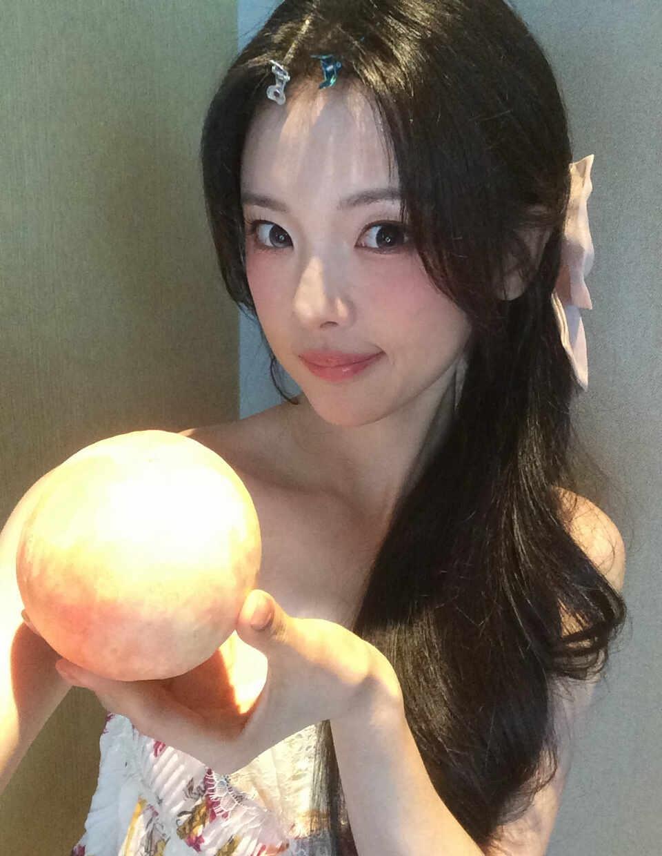 爱吃桃子的女孩
杨超越 杨超越心动的信号 杨超越同款 杨超越穿搭 杨超越喜剧之王