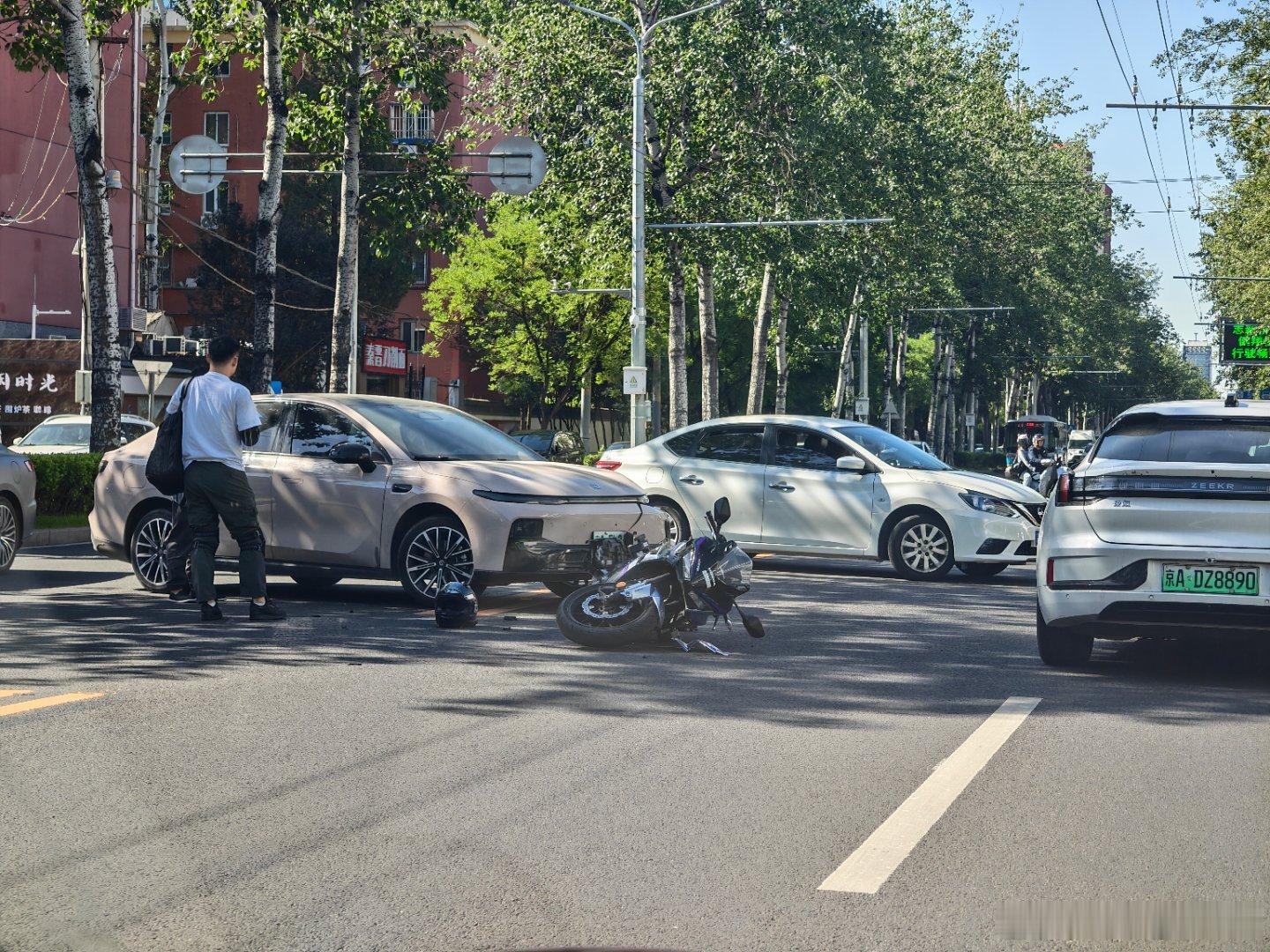 热闹的早高峰，零跑的紧急避让看来没奏效零跑