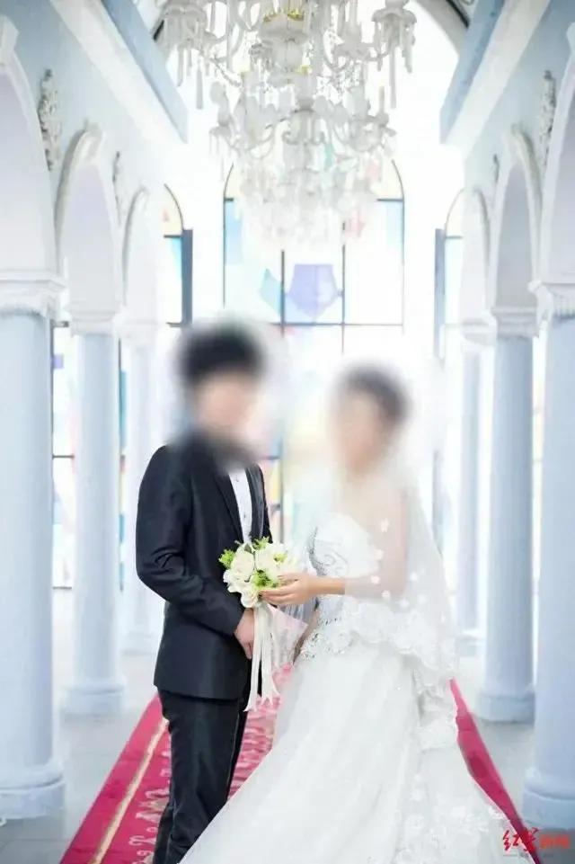 天津一对夫妻因感情纠纷彼此怀疑对方出轨，男子对妻子大打出手，扇耳光.拳打脚踢，妻