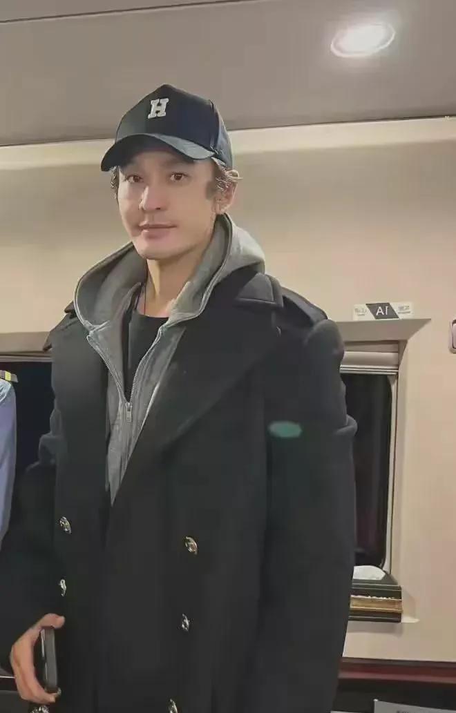 最近，在高铁列车上，黄晓明悄然现身，尽管他戴着帽子，也依旧显露出愈发明显的发际线