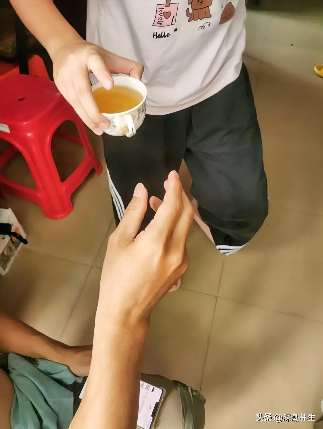 今天父亲节，刚瘫在沙发上刷手机，怀里突然被塞进一杯温热的茶。

抬头一看，是小丫