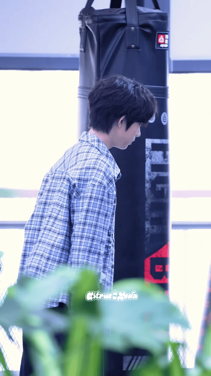 陈奕恒就这样和沙包贴上了，可爱捏☺️☺️ 