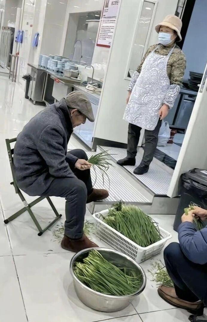 刘强东父母在京东食堂摘韭菜做饭！身家百亿，爸妈还在食堂帮厨。
 
谁能想到啊！身