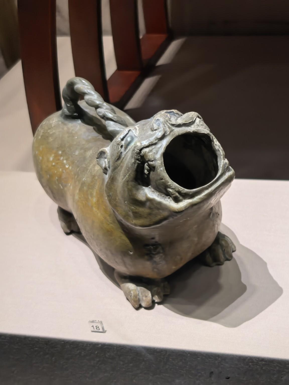 在瓷器总系列中有一种实用器形叫“虎子”
很多人认为它是夜壶，你看这件虎子小巧玲珑